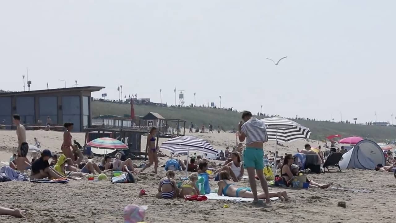 Beeld uit video: Drukte en files bij Nederlandse stranden op stralende Hemelvaartsdag