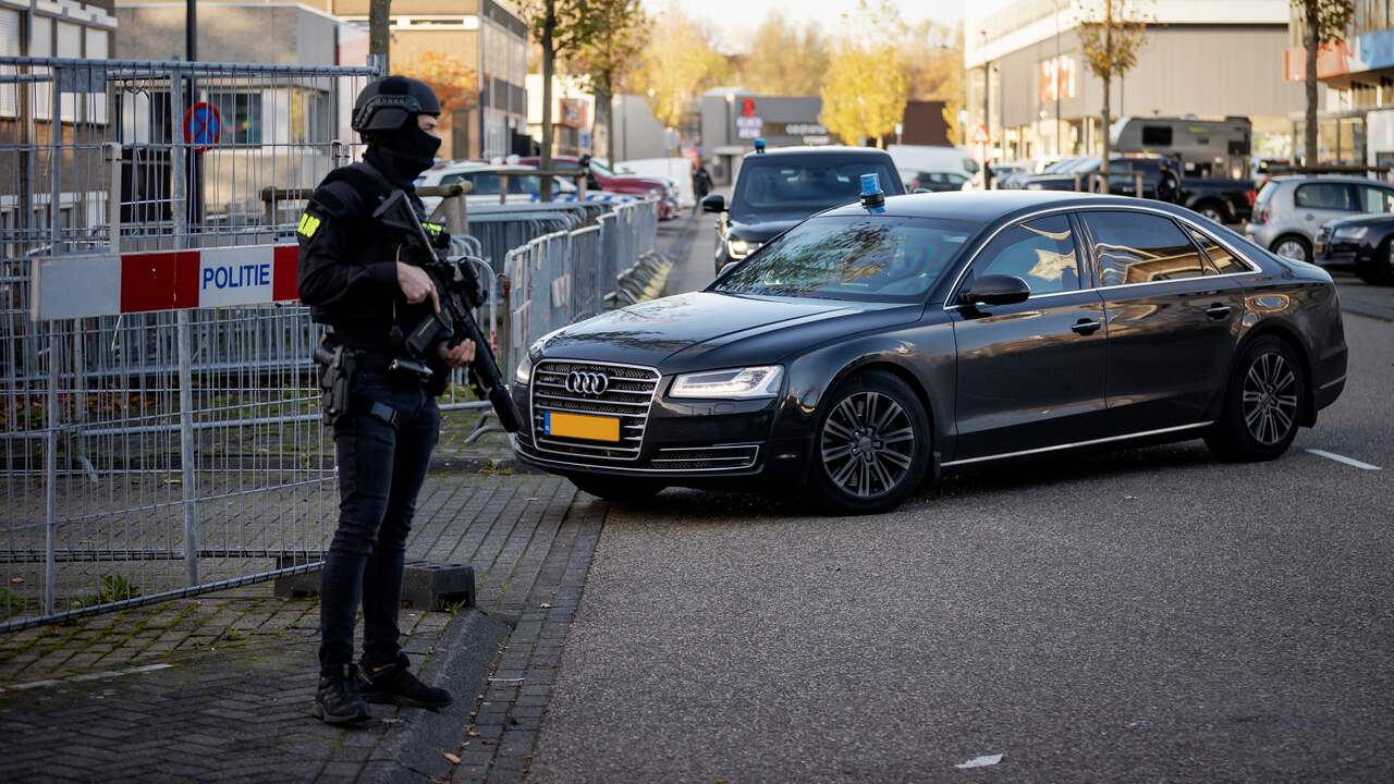 Het BOT arriveert bij de Bunker in Amsterdam.