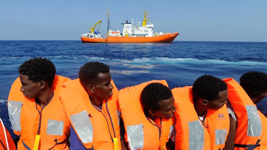 Twee migranten verdronken door ongeval vluchtelingenboot voor kust Italië