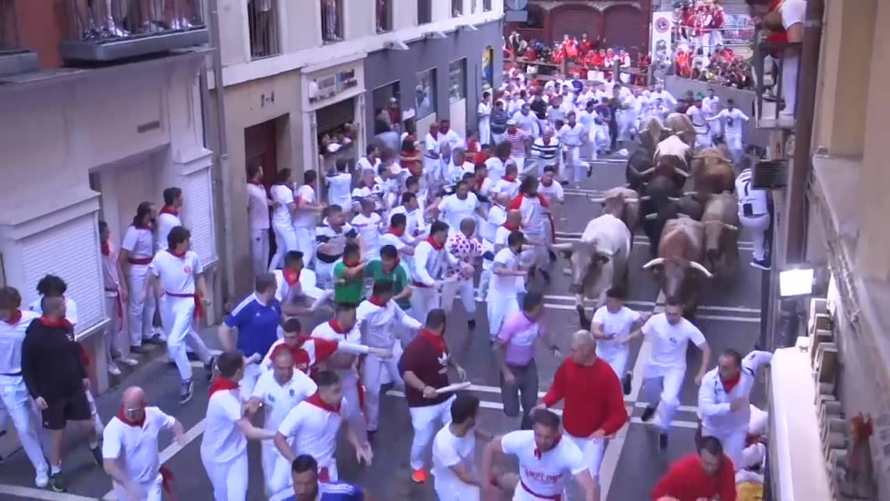 Beeld uit video: Pamplona voor het eerst sinds corona weer decor van stierenrennen