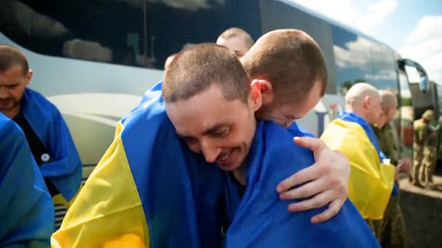 Oekraïense krijgsgevangenen omhelzen dierbaren na ruil