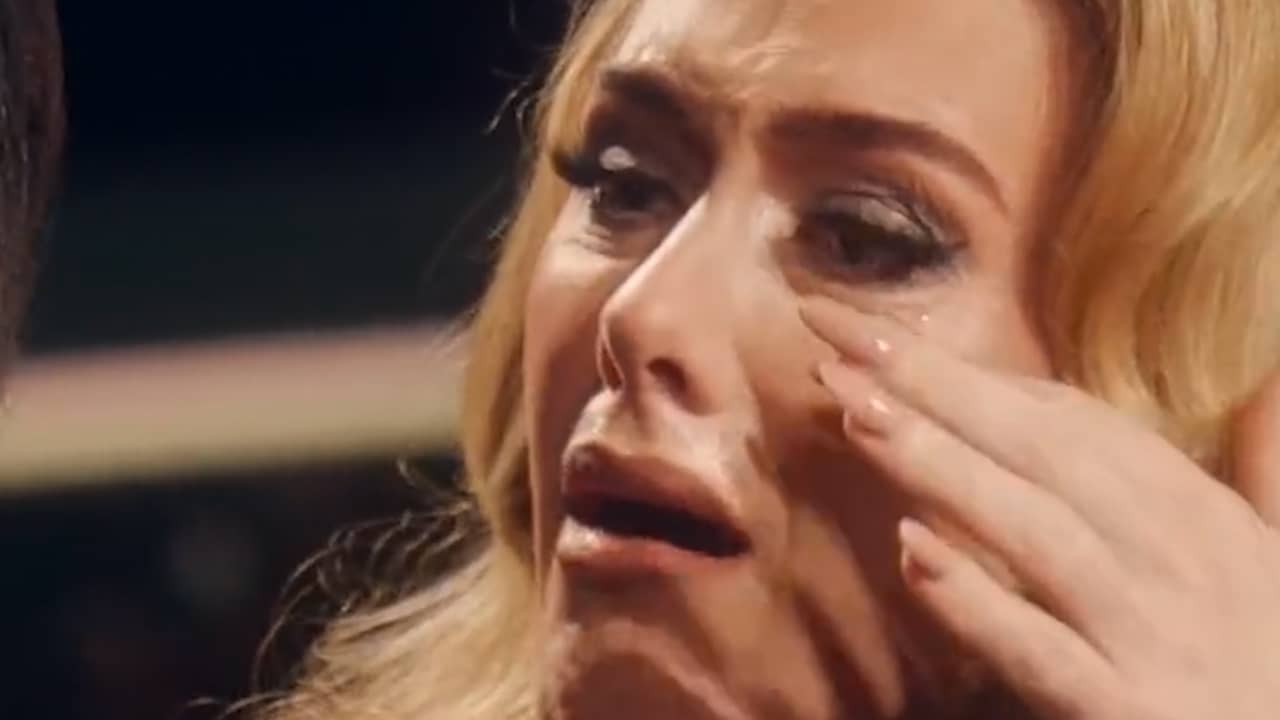 Beeld uit video: Adele heeft emotioneel weerzien met haar favoriete lerares