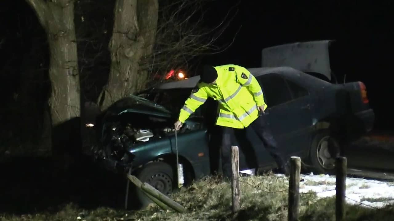 Beeld uit video: Automobilist omgekomen in Neede door botsing tegen boom
