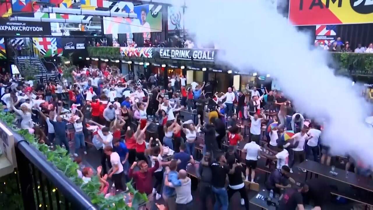 Beeld uit video: Engelse fans gaan uit hun dak na winst op Denemarken