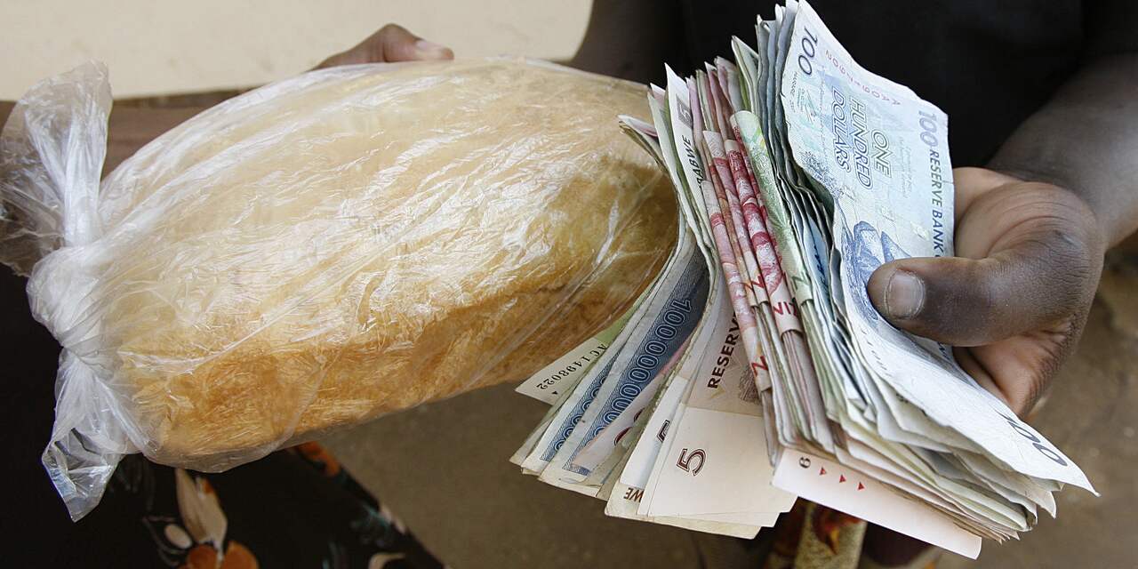 Zimbabwanen ruilen 35 biljard eigen valuta om voor één dollar