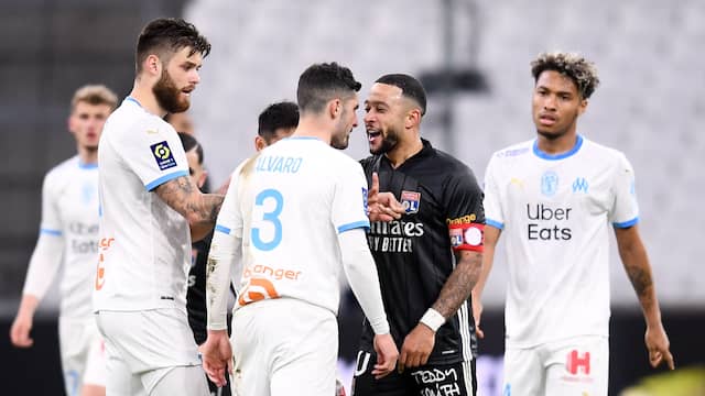 Memphis Depay kreeg in de slotfase geel na een aanvaring met Álvaro González.