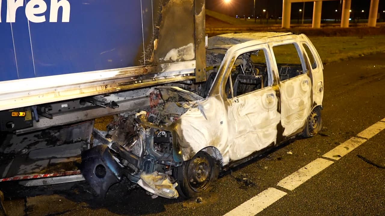 Beeld uit video: Auto zit klem onder vrachtwagen na zwaar ongeluk op A15