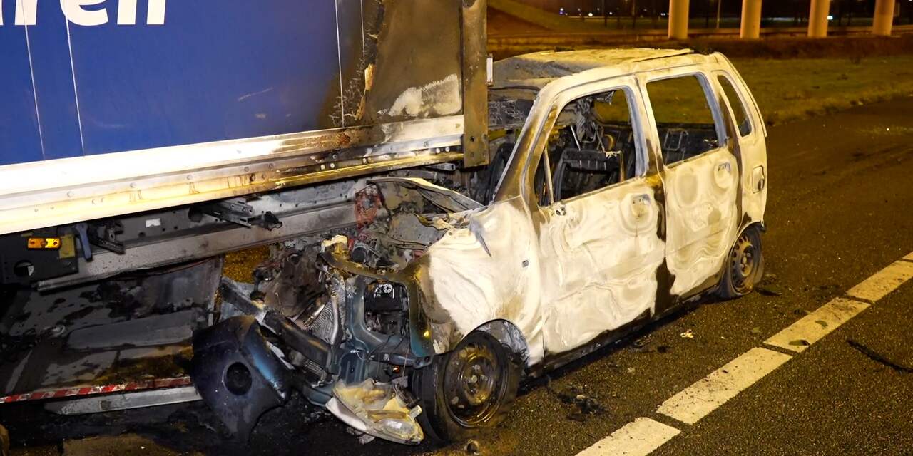 Gemist Auto Zit Klem Onder Vrachtwagen Na Zwaar Ongeluk Op A15