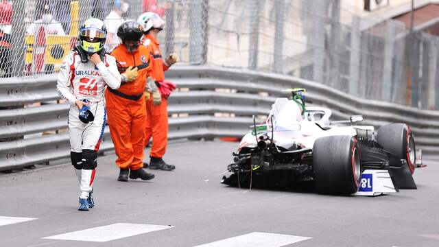 Mick Schumacher zorgde met een crash voor een rode vlag.