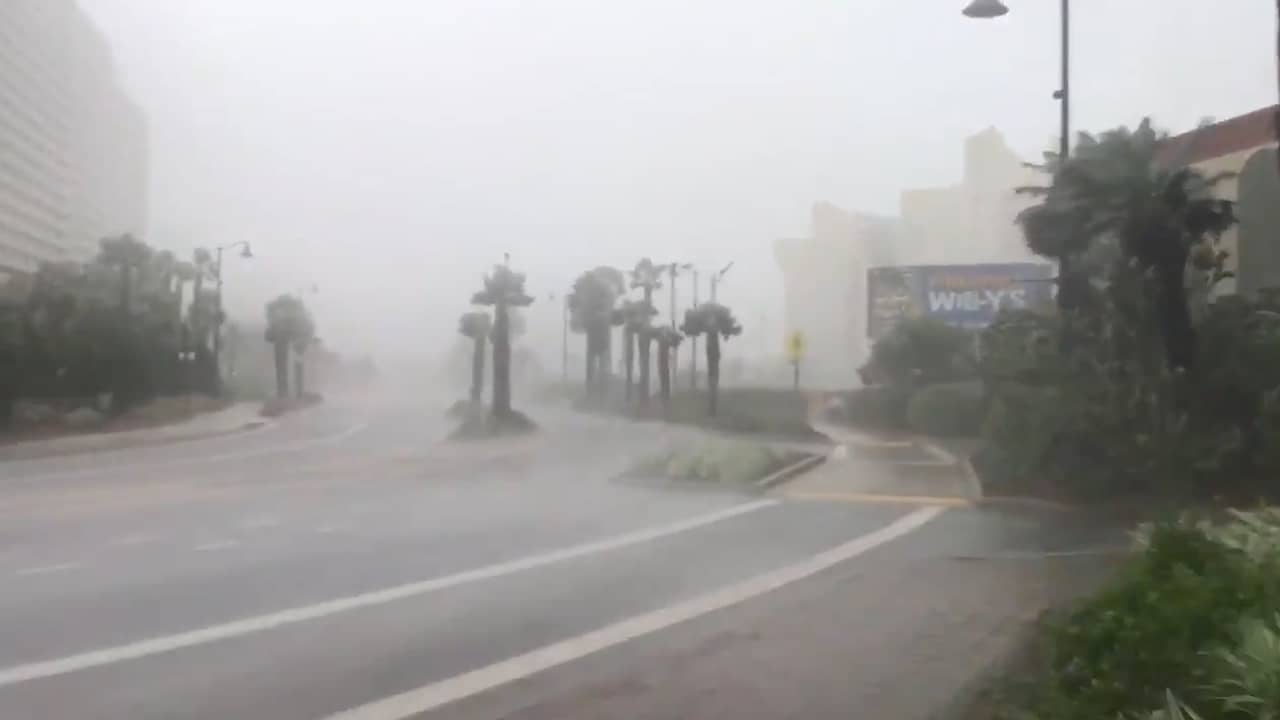 Orkaan Michael met veel regen en wind aan land in Florida