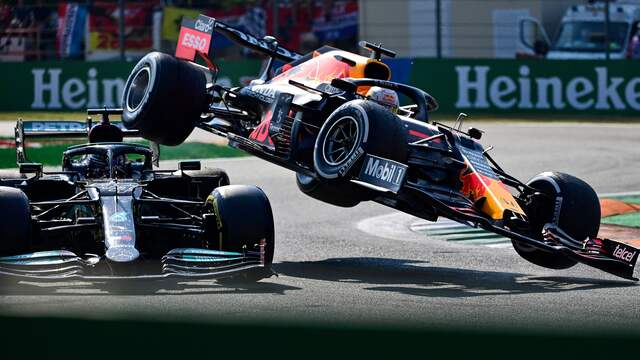Verstappen en Hamilton crashen
