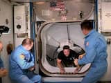 Eerste commerciële astronautencapsule meert aan bij ISS