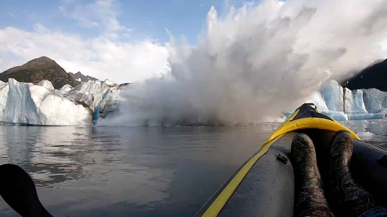 Beeld uit video: Kajakkers in Alaska verrast door vloedgolf na instorten ijsschots