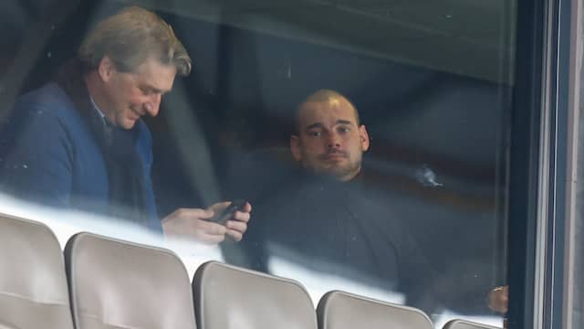 Wesley Sneijder en Ebert Dollevoet zaten vorige maand op de tribune tijdens NAC Breda-FC Den Bosch.