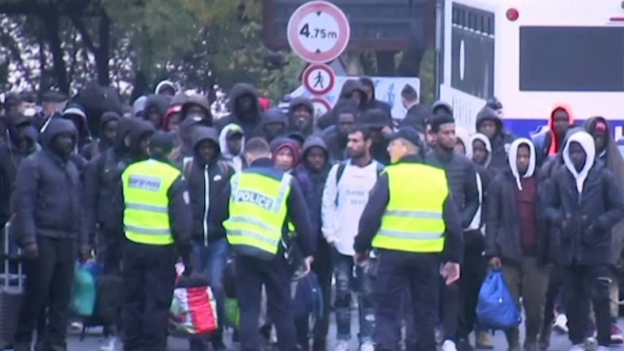 Migranten verlaten geïmproviseerd kamp in Parijs na sluiting
