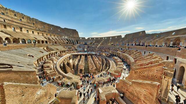 Het Colosseum in Rome in zijn huidige staat: zonder arenavloer, waardoor het onderliggende gangenstelsel zichtbaar is.