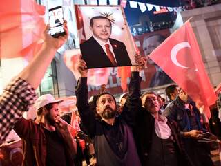 Een kleine meerderheid van de Turken heeft zondag voor een grondwetswijziging gestemd tijdens een referendum.