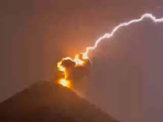 Bliksem slaat in op actieve vulkaan in Guatemala