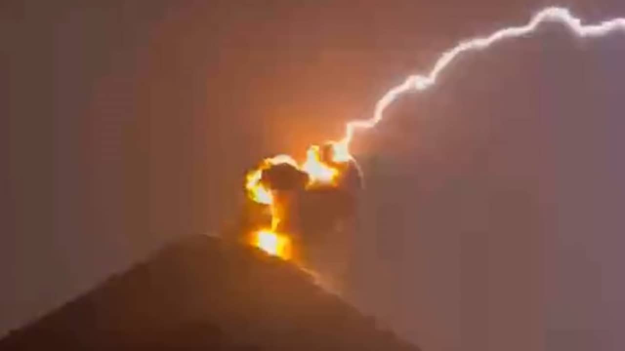 Beeld uit video: Bliksem slaat in op actieve vulkaan in Guatemala