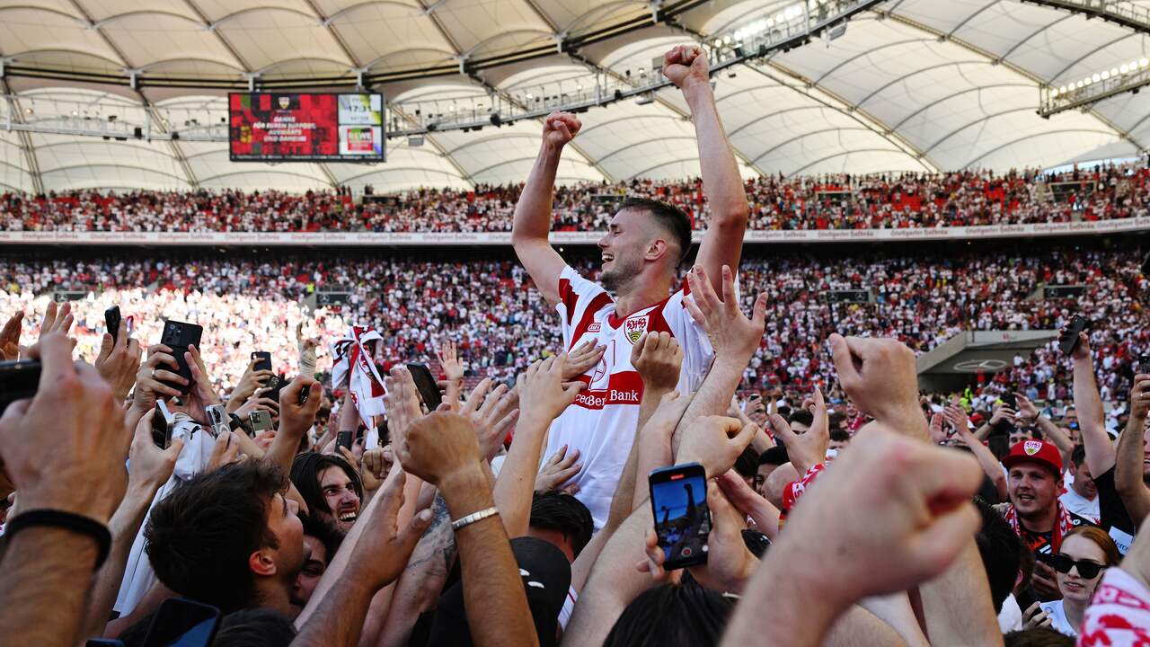 De supporters van VfB Stuttgart vieren de late ontsnapping op het veld.