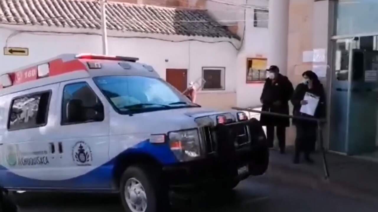 Beeld uit video: Ambulances brengen gewonden naar ziekenhuis na zwaar busongeluk in Bolivia