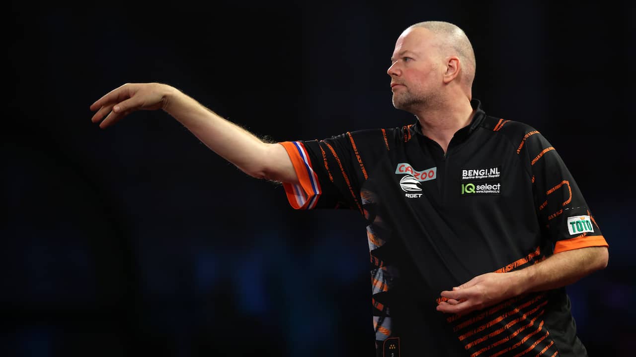 Van Barneveld upsets world champion Michael Smith in AFAS Live, advances to quarter-finals alongside Van Gerwen