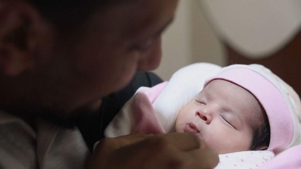 Beeld uit video: Syrische baby die geboren werd onder puin geadopteerd door oom