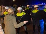 Raadszaal Geldermalsen ontruimd na rellen bij vergadering over azc