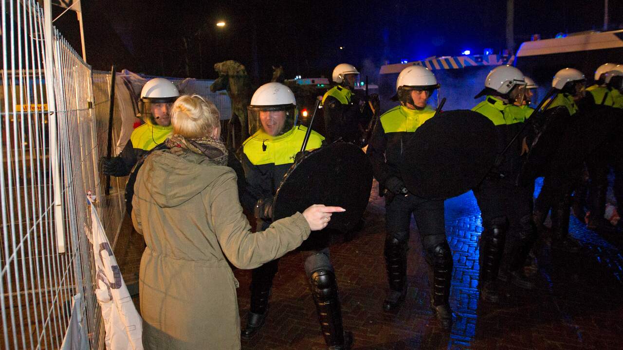 Beeld uit video: 14 Aanhoudingen na rellen in Geldermalsen