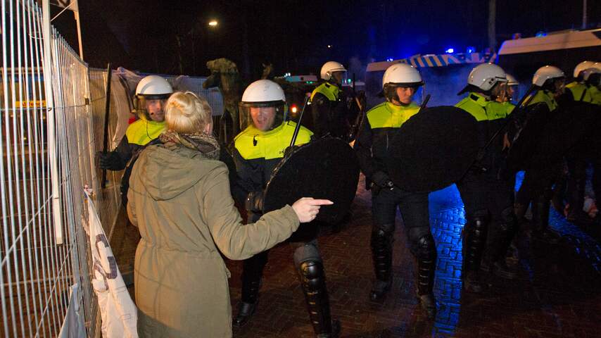 Raadszaal Geldermalsen ontruimd na rellen bij vergadering over azc