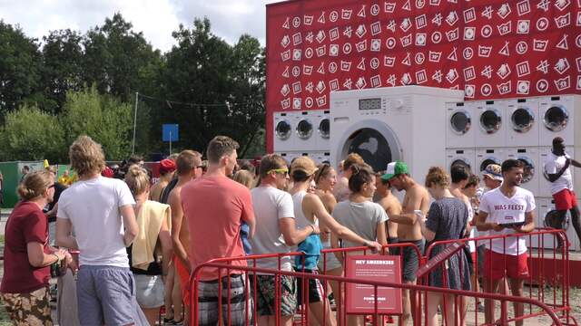 Mensen in de rij voor de Miele PowerWash op Lowlands