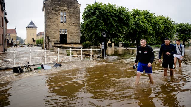 Bruggen in Valkenburg zijn overstroomd.