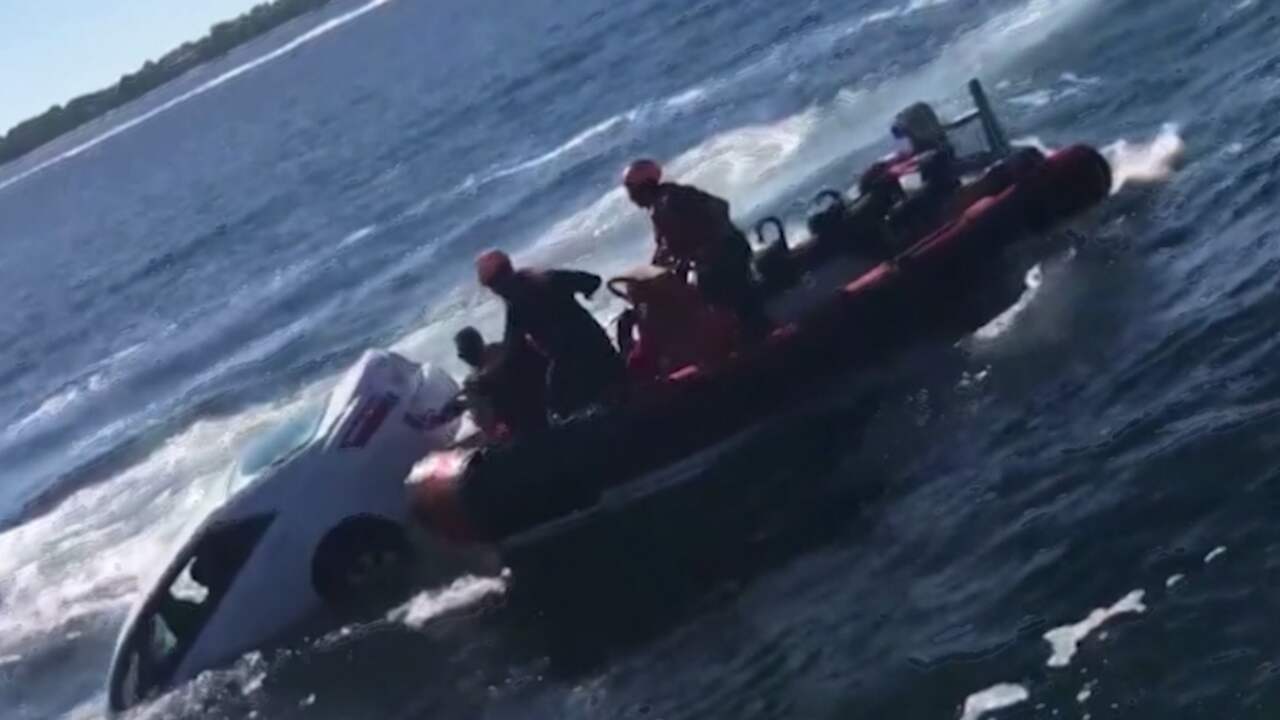 Beeld uit video: Kustwacht Florida redt 89-jarige man uit zinkende auto