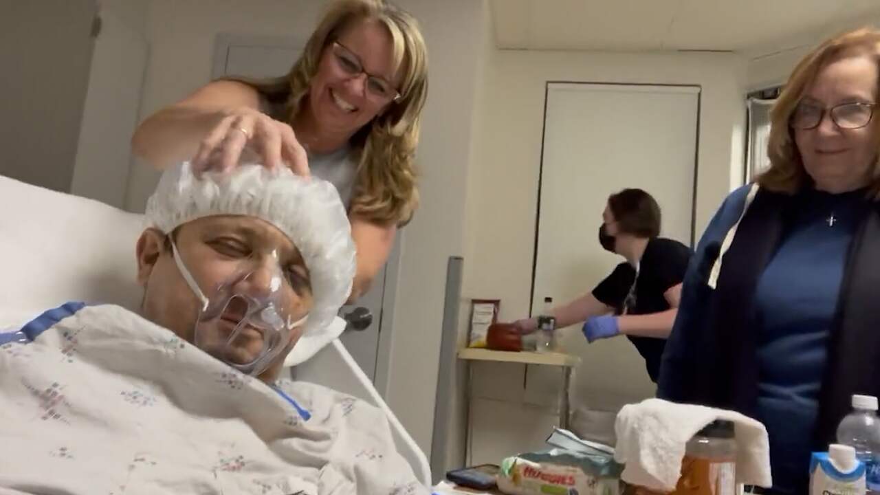 Beeld uit video: Acteur Jeremy Renner deelt eerste video vanuit ziekenhuis na zwaar ongeluk