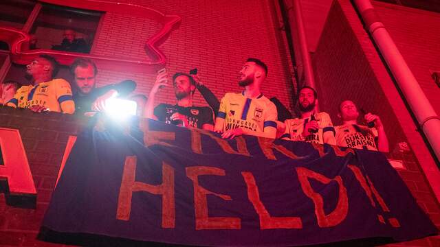 Spelers van Cambuur vierden de aanstaande promotie op het bordes van het stadion met de supporters.