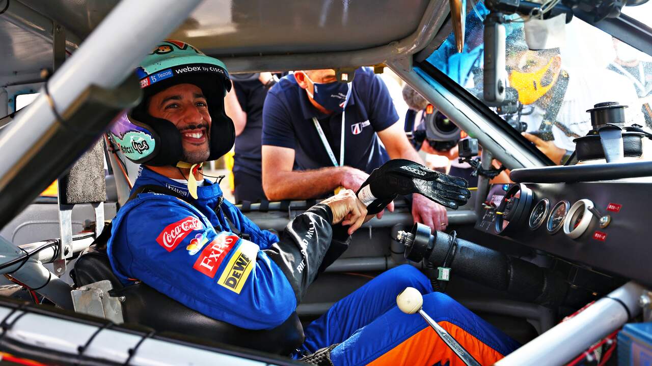Ricciardo met zijn kenmerkende grijns in de Chevrolet.