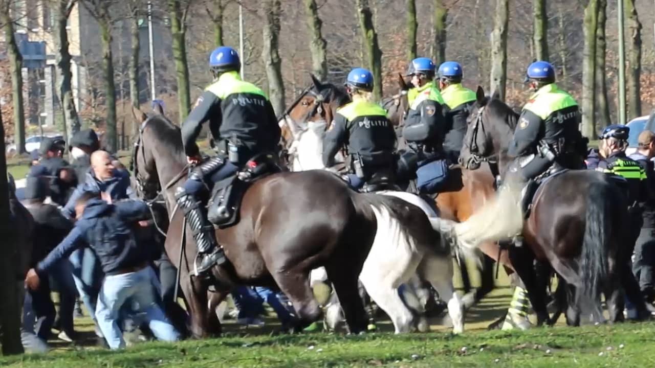 Politie te paard voert charge uit tegen ADO-supporters ...