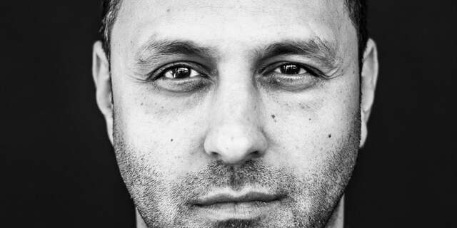 Wie is Khalid Kasem? De nieuwe Vooravond-presentator