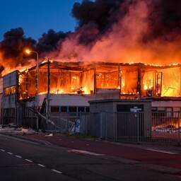 Brand in bedrijfspanden Ter Aar onder controle, rook neemt af