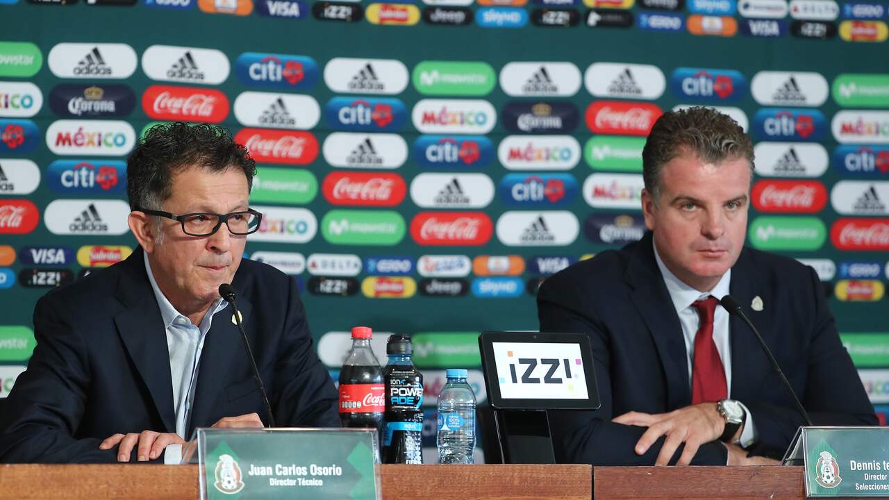 Dennis te Kloese (rechts) tijdens de bekendmaking van de Mexicaanse selectie voor het WK van 2018.