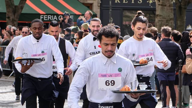 Obers rennen met vol dienblad door straten in hartje Parijs