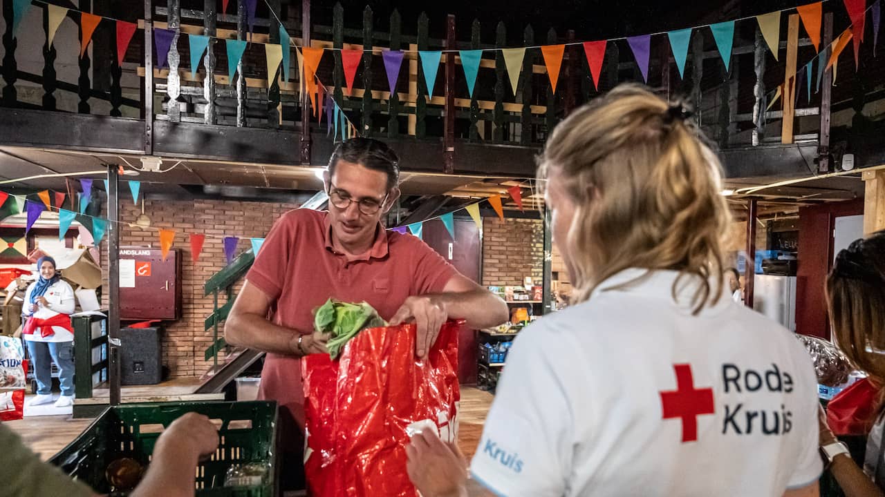 The Red Cross in the Netherlands has opened giro number 5125 for food aid, aiming to reach 40,000 people in 2023. The organization distributed 215,000 shopping cards in 2022. More people are in need of healthy and varied food due to financial difficulties.