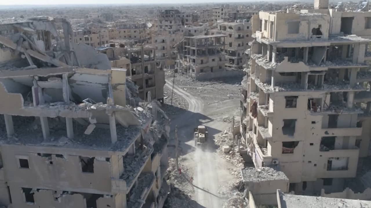 Beeld uit video: Dronebeelden laten verwoesting Raqqa zien
