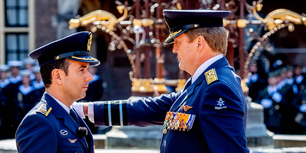 Koning reikt Militaire Willems-Orde uit aan majoor-vlieger Roy de Ruiter