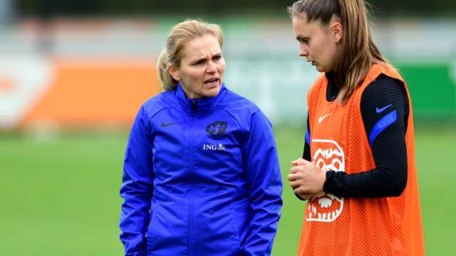 Bondscoach Sarina Wiegman in gesprek met aanvaller Lieke Martens.