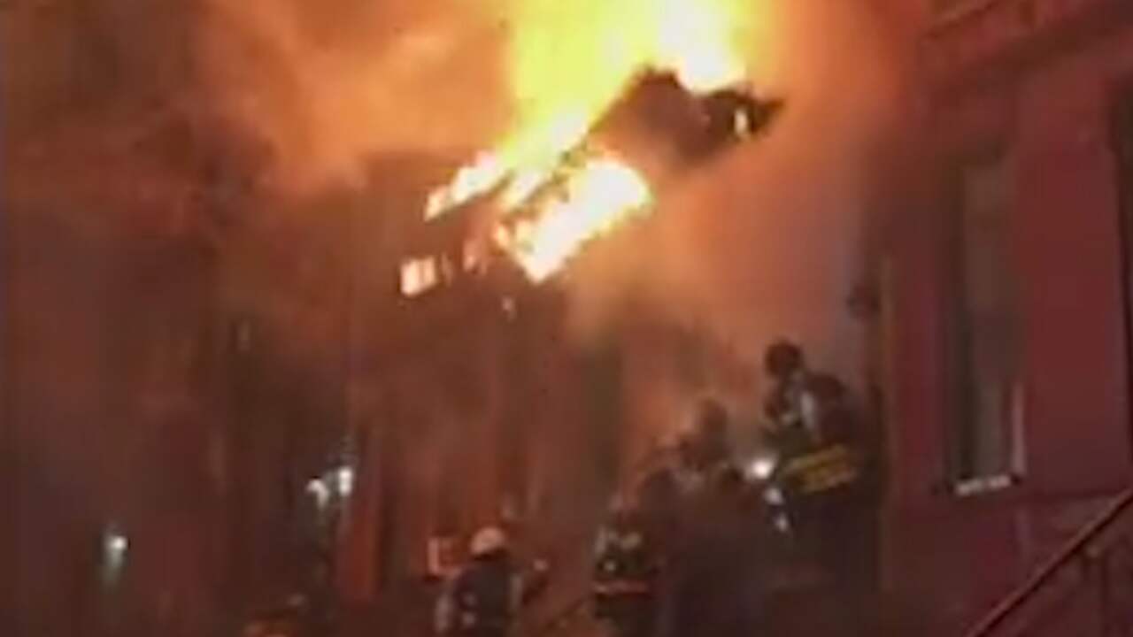 Beeld uit video: Deel brandend dak valt op brandweermannen in Brooklyn