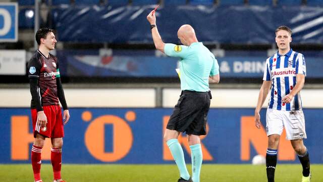 Steven Berghuis krijgt rood van arbiter Siemen Mulder.