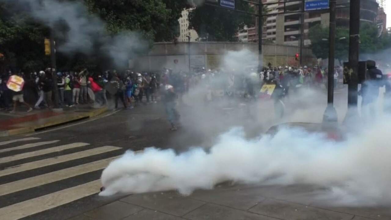 Beeld uit video: Politie in conflict demonstranten Venezuela, tiener komt om