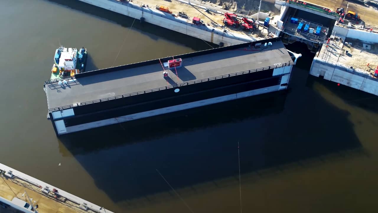 First lock gate of new sea lock in IJmuiden in place |  NOW