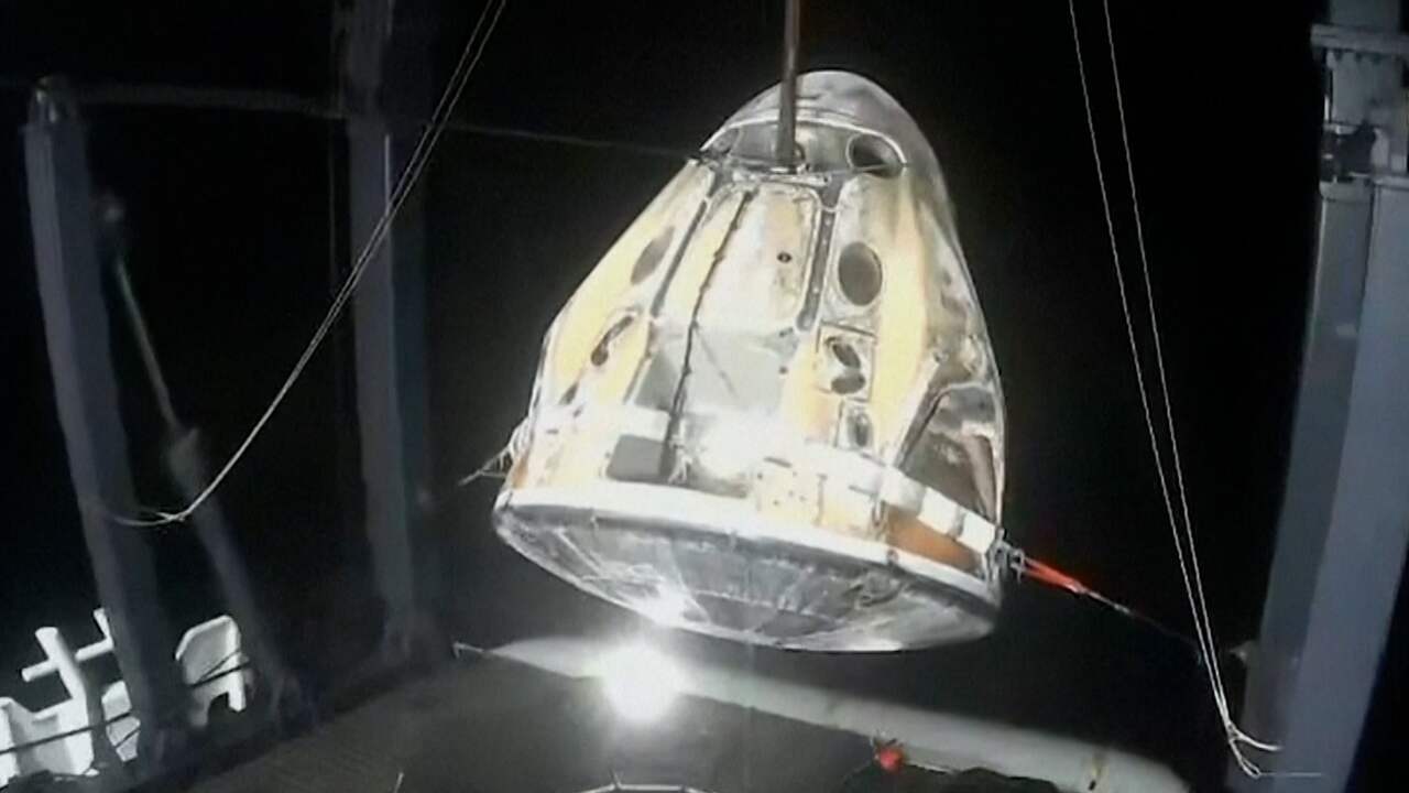 Beeld uit video: SpaceX-capsule met vier ruimtevaarders landt in Golf van Mexico